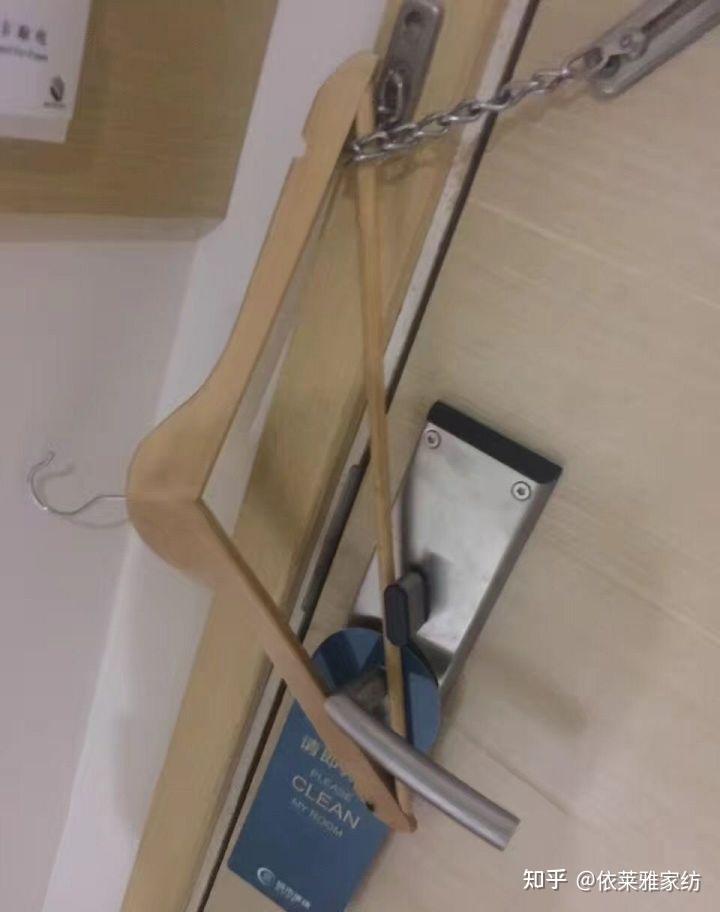 用椅子抵住门后巧用杯子:若一个人住,可放一整晚电视写到这里插播一则