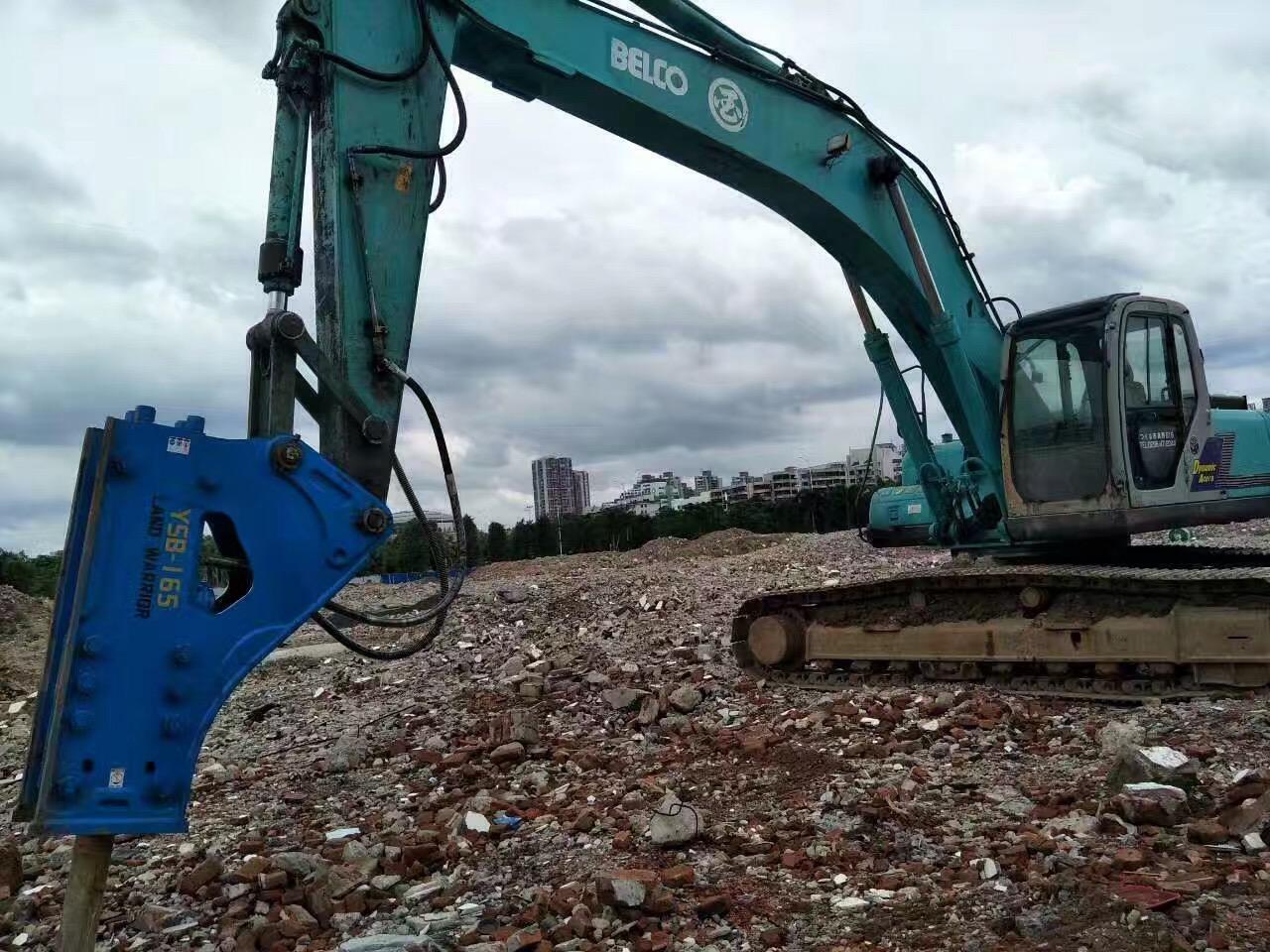 海南神钢350机装蓝色勇士165锤工程里的铠甲勇士