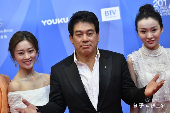 而陪伴他风风雨雨走过50年的妻子范旭霞却从不把这些当回事,或许是她