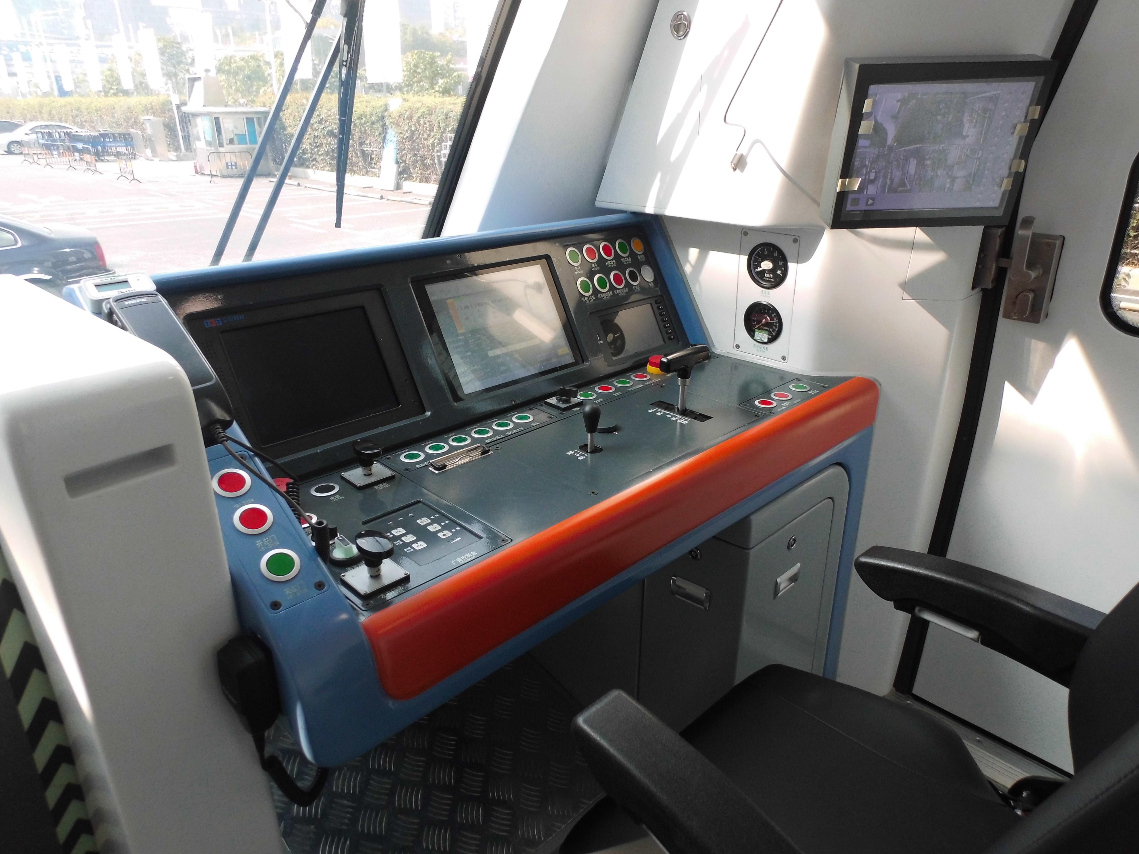 在地铁驾驶室里是一种什么感觉