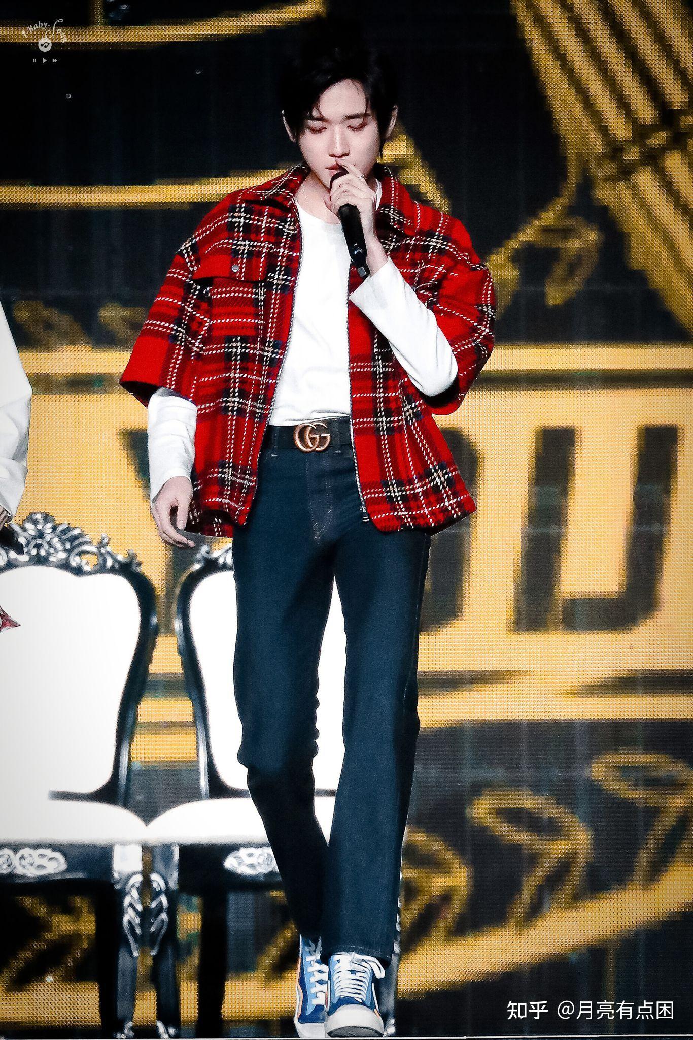 想要宋亚轩的全身照最好的是在练习室里的有吗