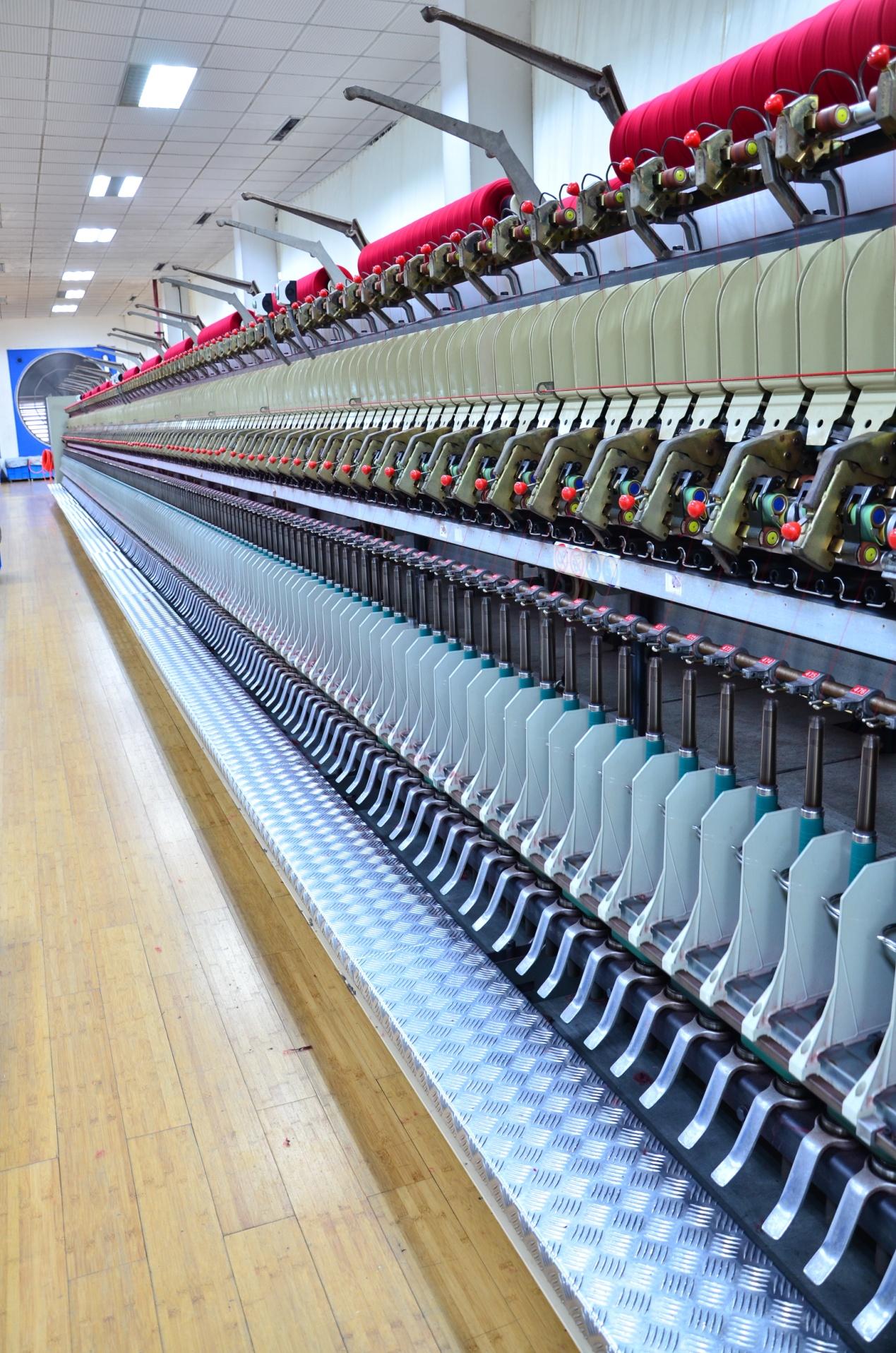 我先讲一下环锭纺纱机,环锭纺是最常见的毛纺行业的细纱工艺,它的占地