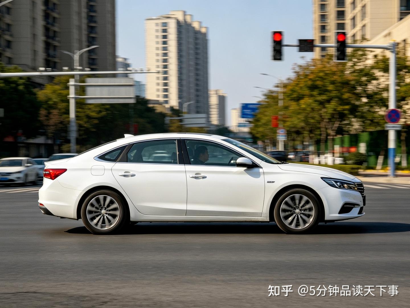 沉没成本陷阱:为什么10万买车的人,最容易在油电之间做错决策