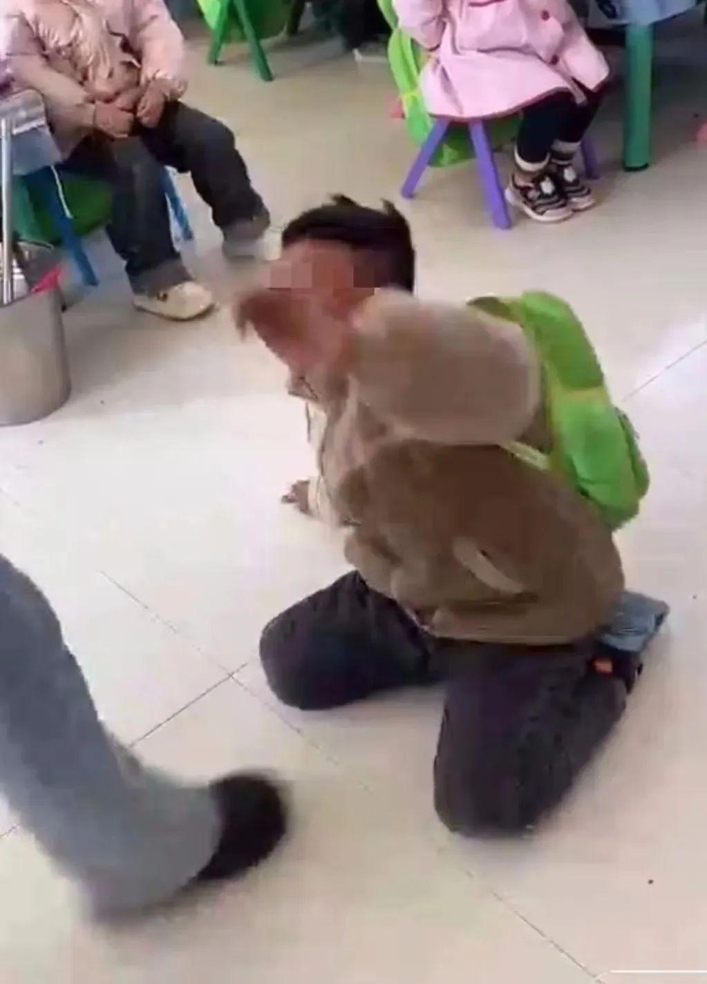 河南女幼师被曝虐童多段视频流出打得孩子磕头求饶她却笑出了声