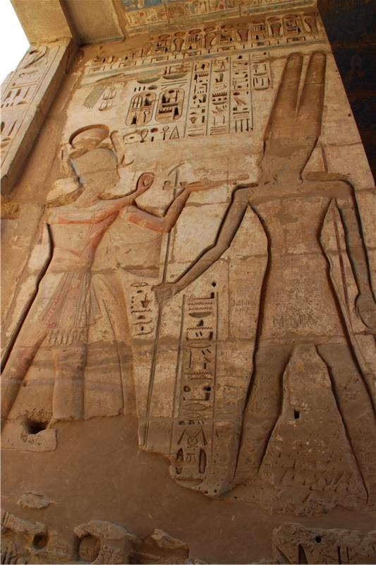 埃及哈布城宏阔的拉美西斯三世神庙保存彩绘浮雕近300幅图