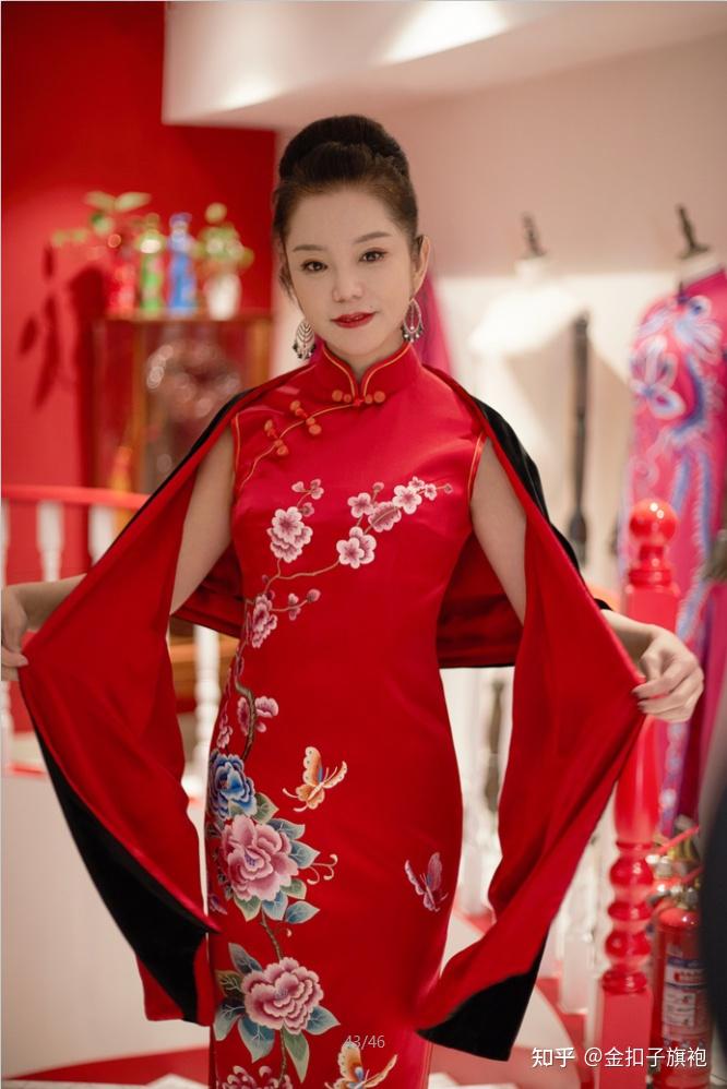 金扣子红艳艳的旗袍让我美的淋漓尽致