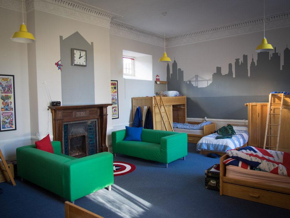 就在近期住宿人数已经扩张了两倍,并且一座新的宿舍楼正在修建当中了