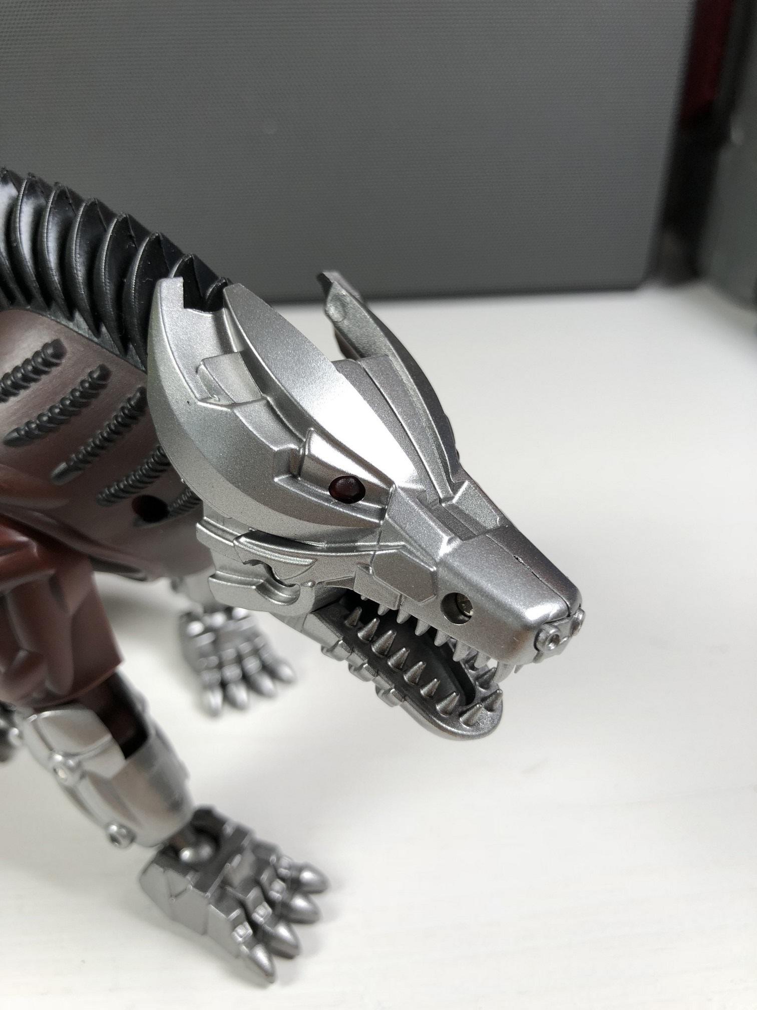 只狗身上花费太多功夫,即使如此,它的头部做得依然比较传神,尖牙利爪