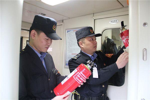 火车列车上不同衣服对应的职位名称是什么?火车人员制服对应工种大全! 火车列车上不同衣服对应的职位名称是什么?火车人员制服对应工种大全!_新客网