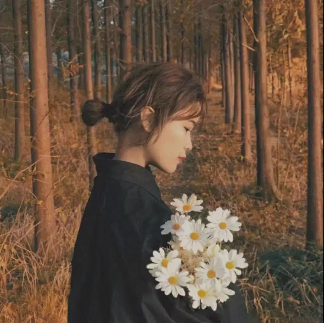 小可爱们有没有手里拿花的人的头像哇歪头谢谢啦类似下图这种的喔