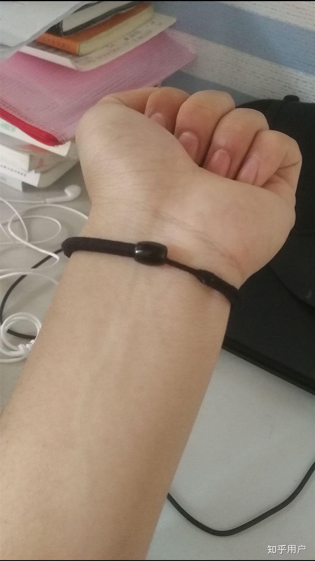 男生手上戴了皮筋是什么意思? - 知乎