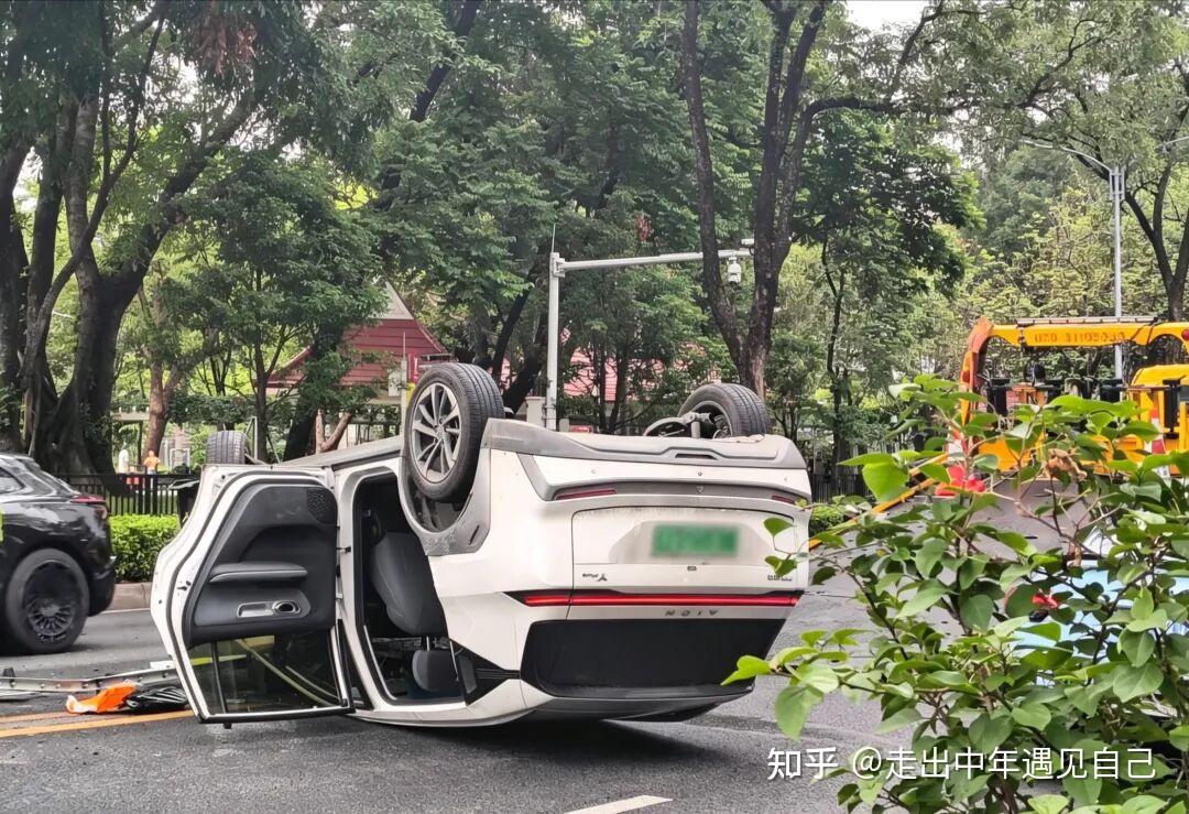 广州闹市惊险一幕!平路车流密集,小车竟四轮朝天翻倒(附防侧翻指南)!