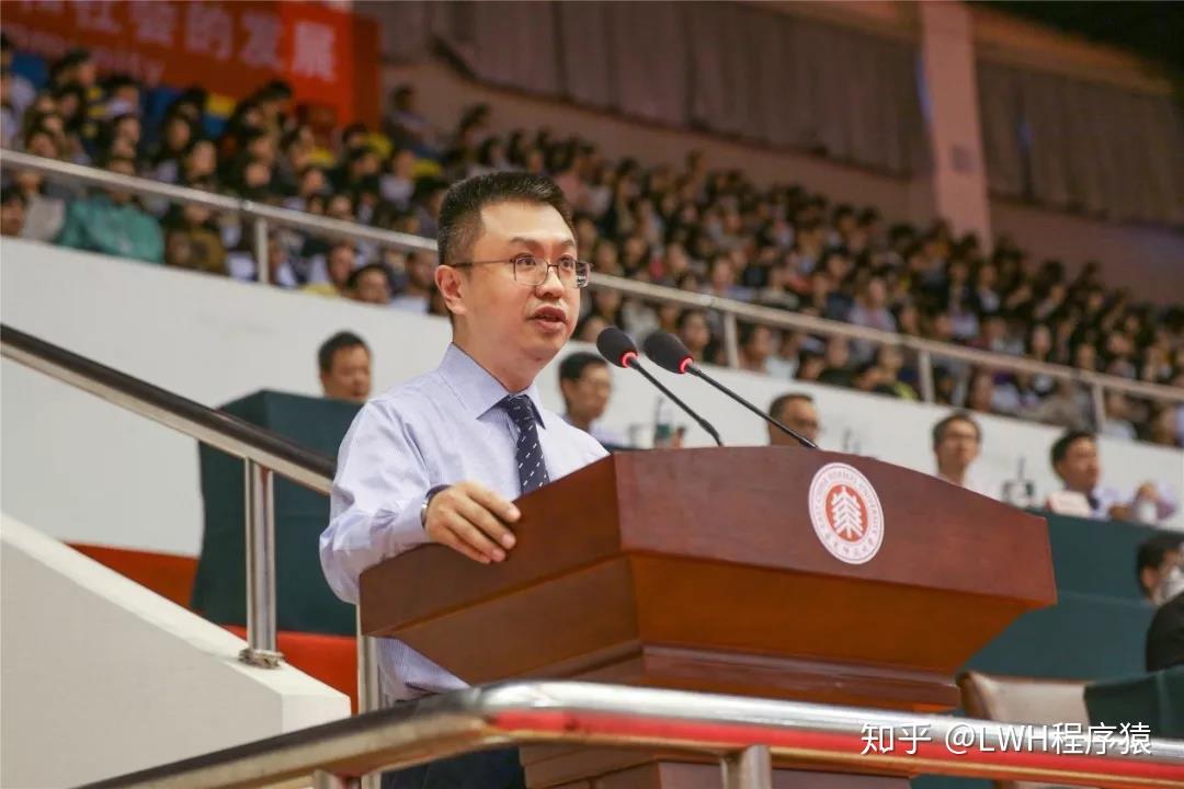 戴上校徽,从此便烙上了"华东师范大学"这一生的印记.