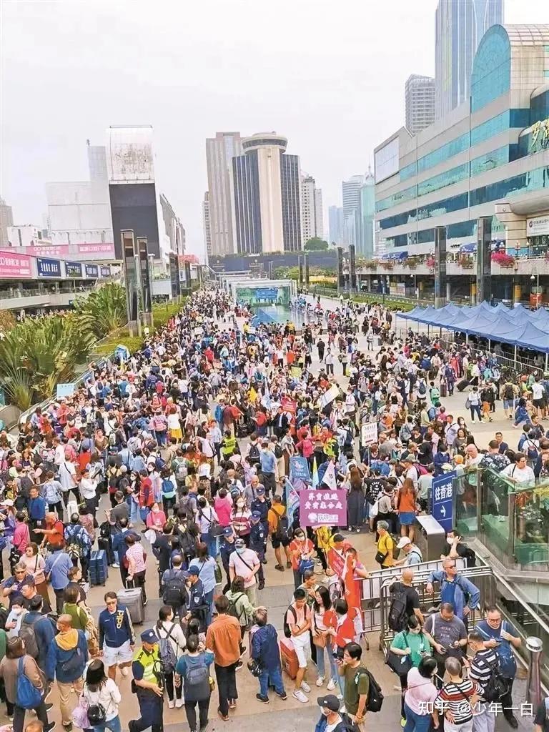 过境至深圳的香港民众持续增加媒体报道港人爆买深圳各大超市如何看待