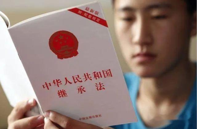 妈妈意外去世，外婆要求四个继承人均分赔偿金和遗产，均分的概率有多大？