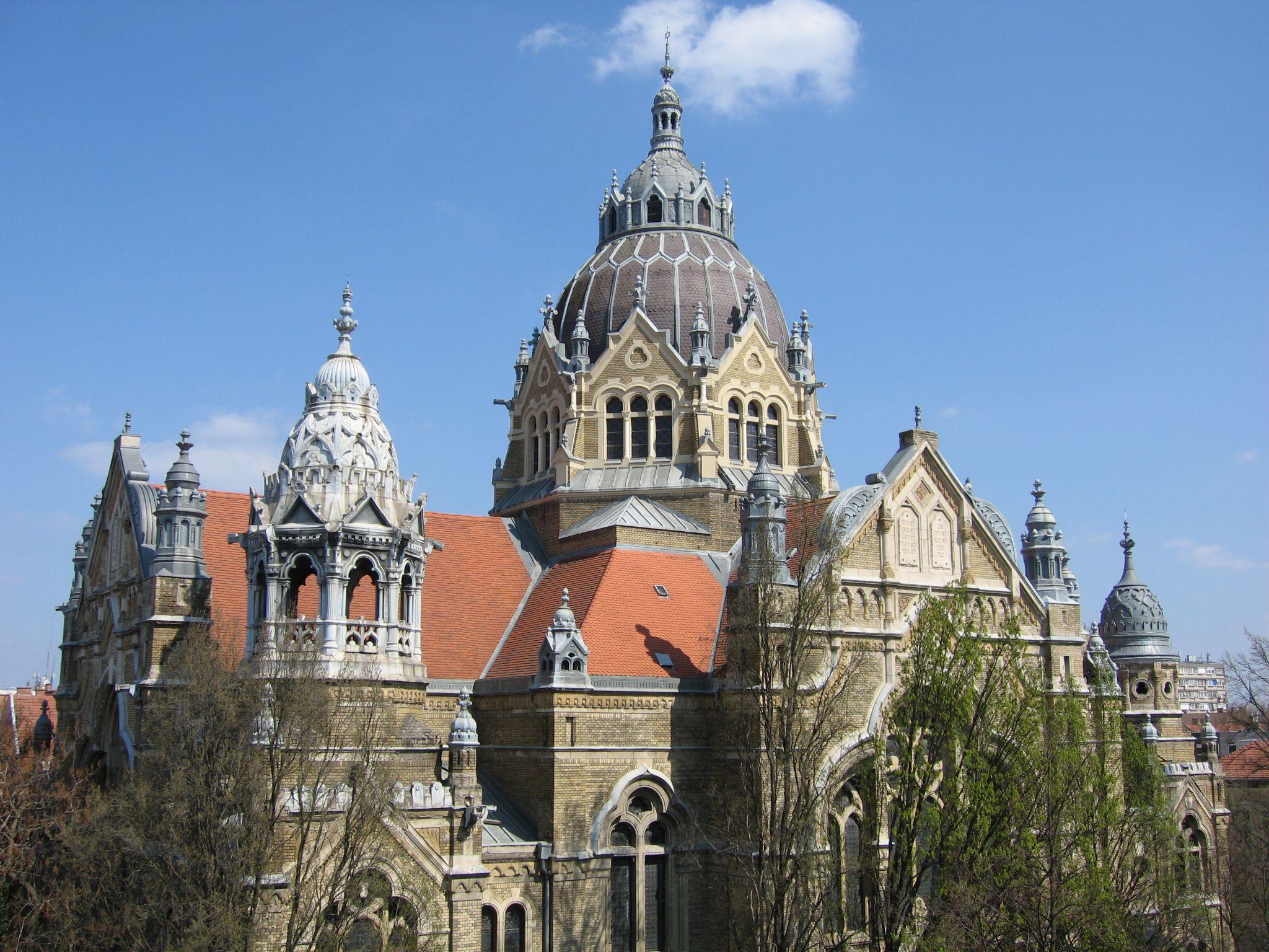 有没有哪座建筑同时结合了哥特式飞扶壁与拜占庭式拱帆穹顶两种支持