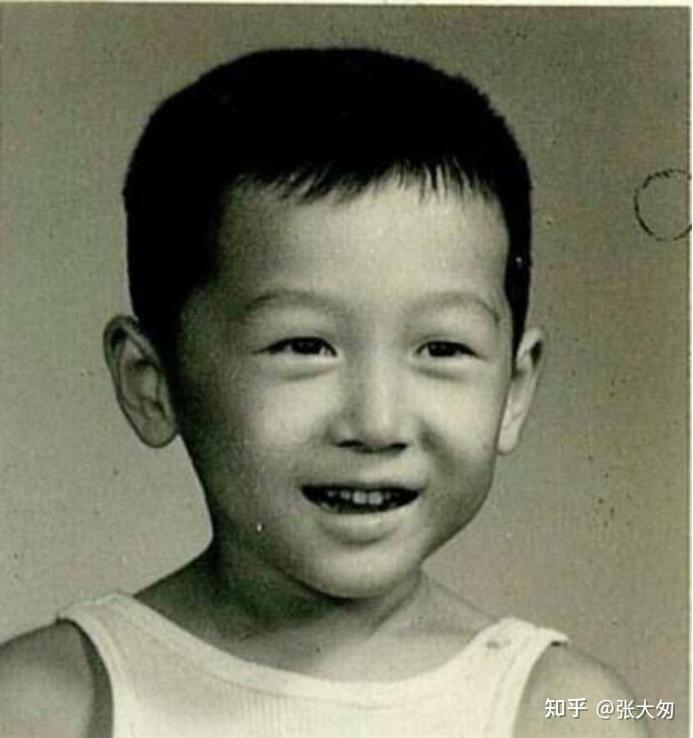 父亲陈永贤是一名军人,在潜艇部队搞机电;母亲从事政工和管理工作.