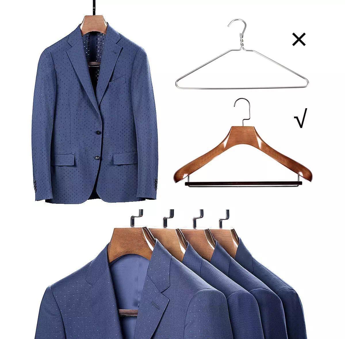 回家后西装脱下后不可随便放,应立刻将西装挂起,用宽柄圆弧形的西装