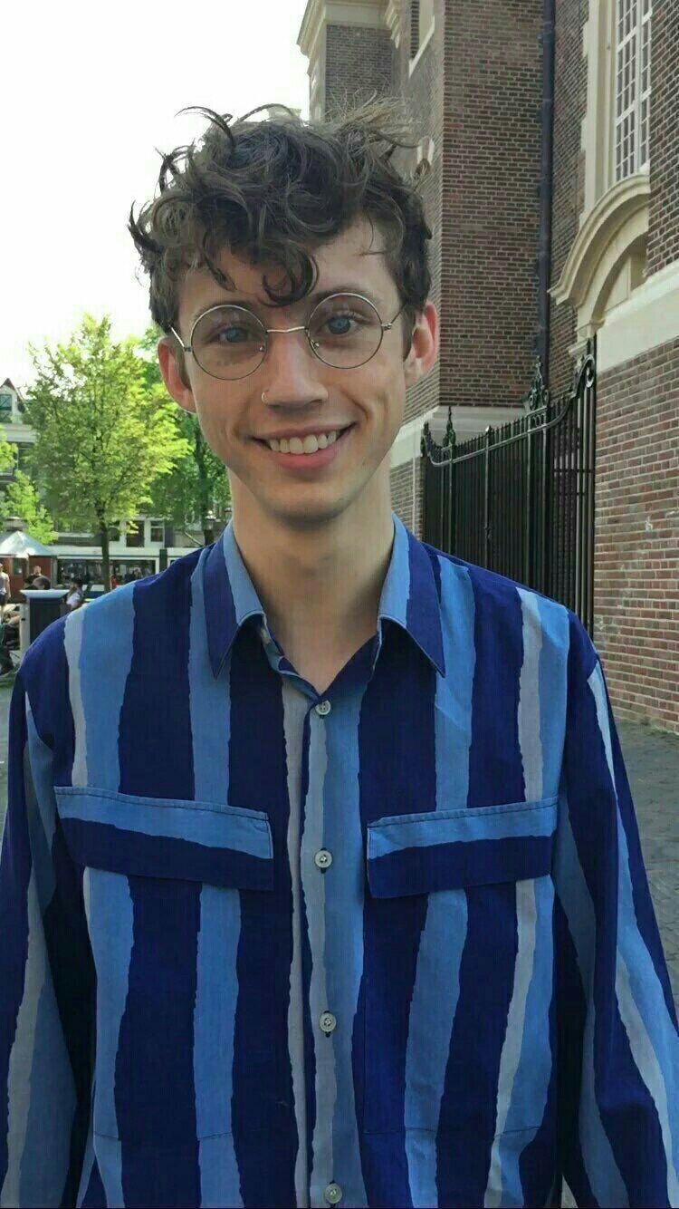 能给我来几张troyesivan的可以当手机壁纸的图片吗