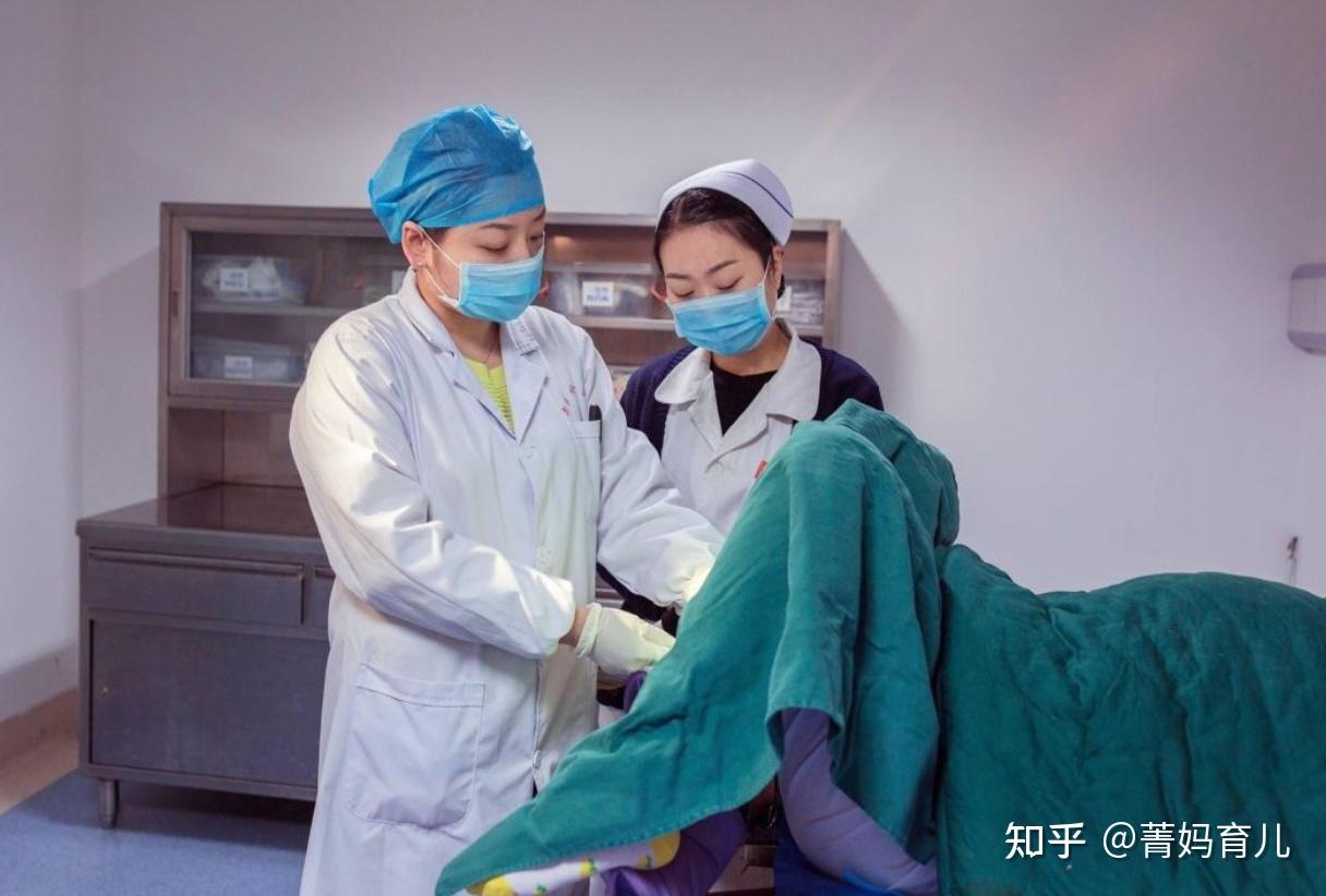 脱裤子腿张大放松让无数女性难堪的妇检咋做能够避免