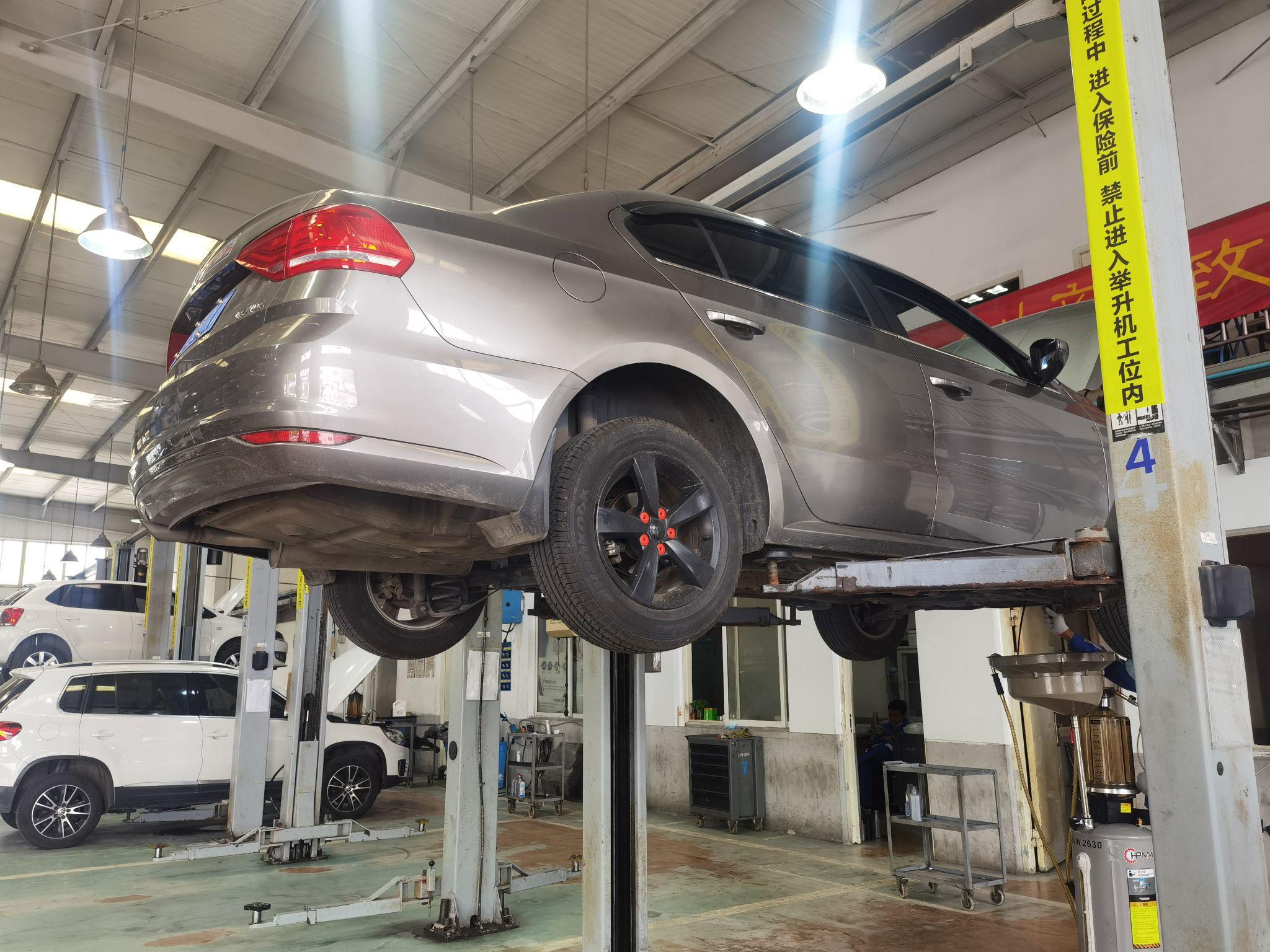 售后服务人员,跟售后服务人员确认好保养的项目之后,就由修车师傅把车