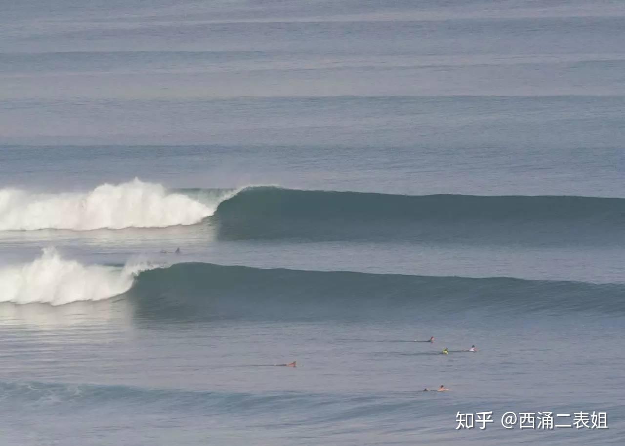 離岸風向海里吹與浪成相反方向的力以固定浪的形狀,同時使得浪變的更