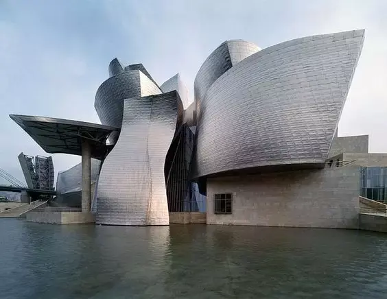 西班牙毕尔巴鄂古根海姆博物馆建筑风格有何惊艳之处? 