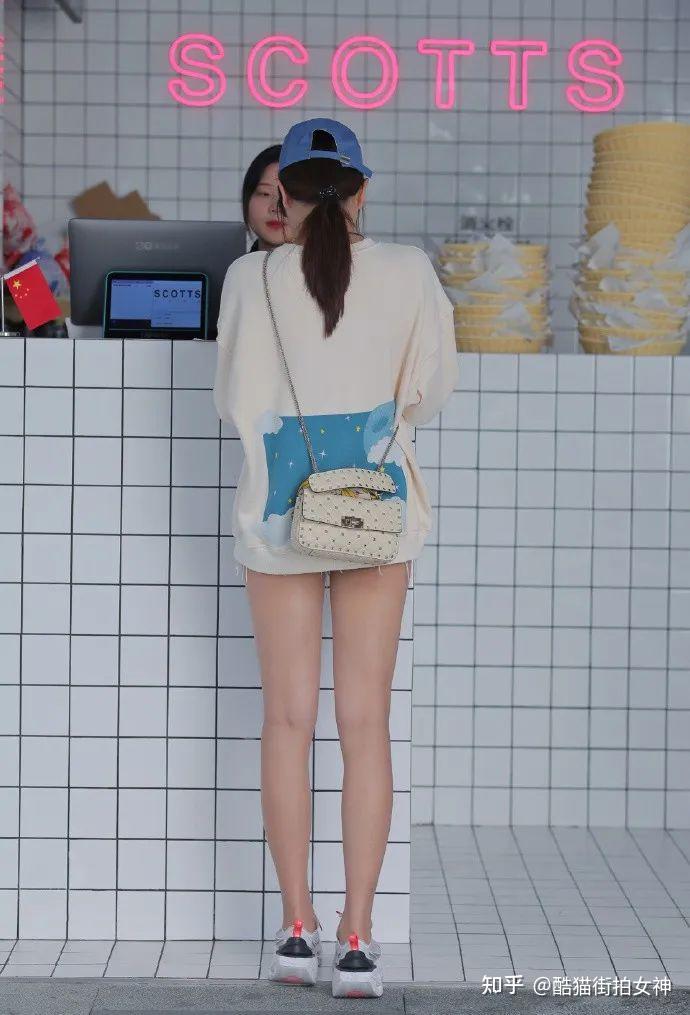 街拍女神白色卫衣下衣失踪的时尚女生