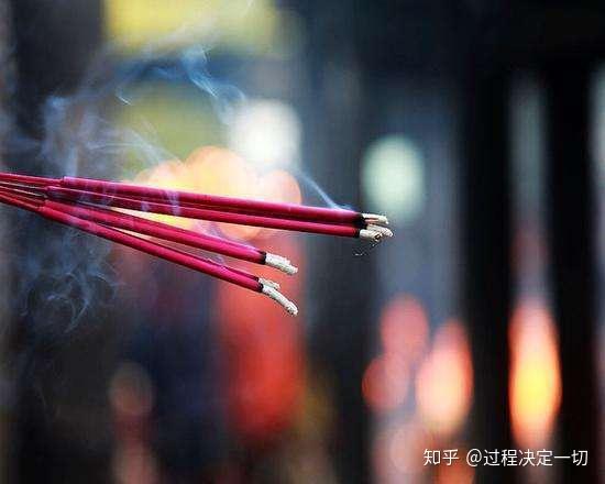 我们在清明上坟或者祭祖时,通常会烧三根香,或者严格的公祭大典,也