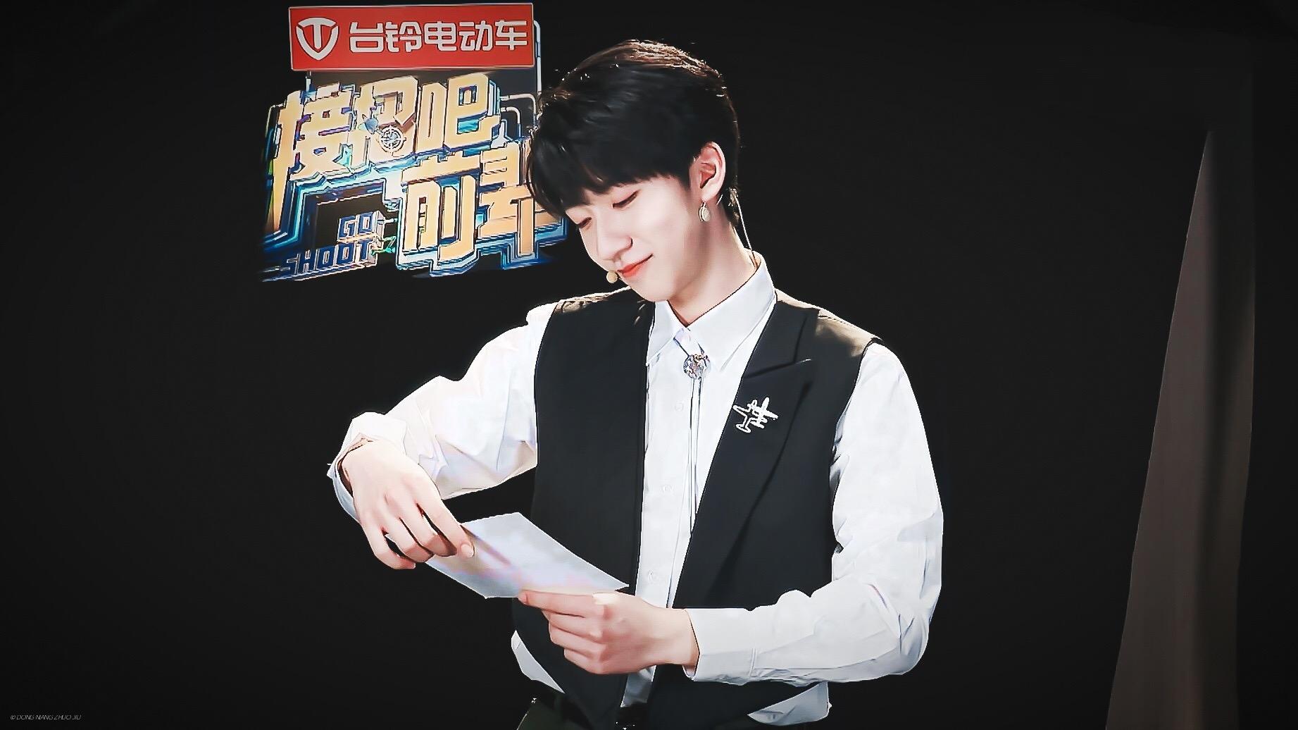 可不可以发点贺峻霖笑着的图