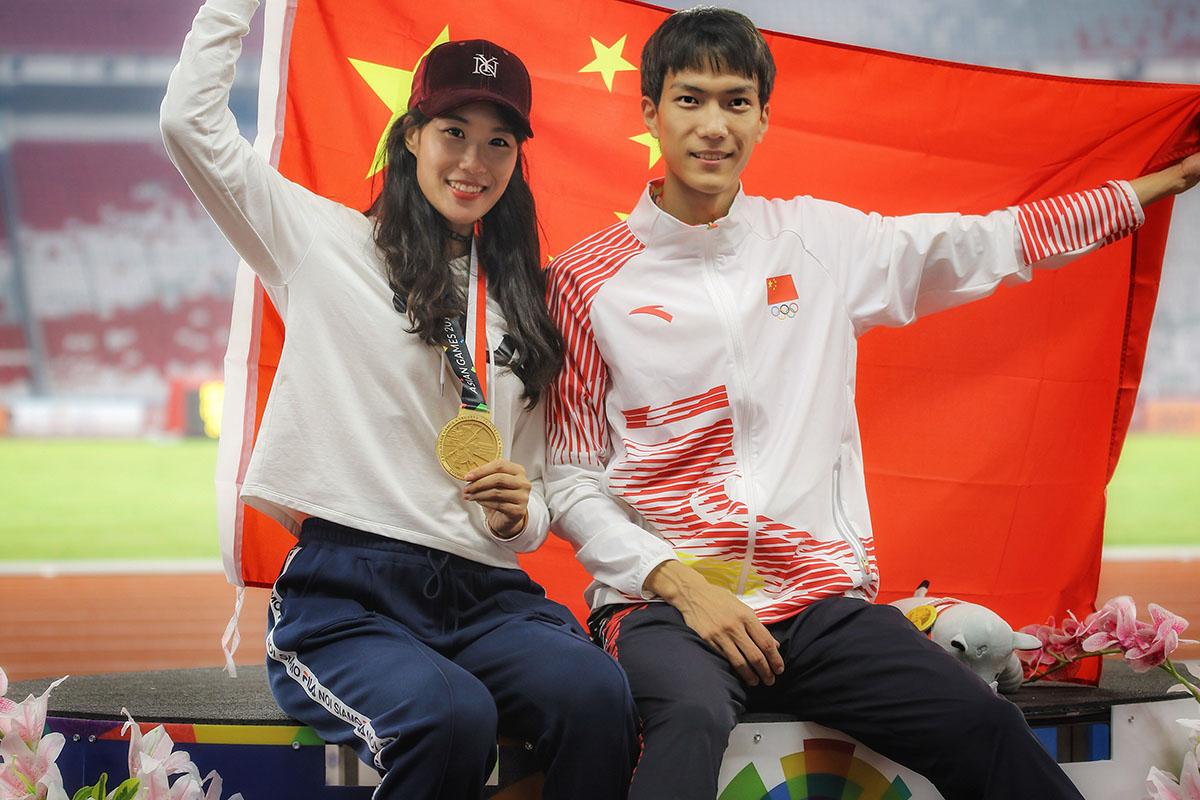 颁奖时他把金牌挂在孙妍胸前合影,公开了他们的婚讯,王宇感谢国家和