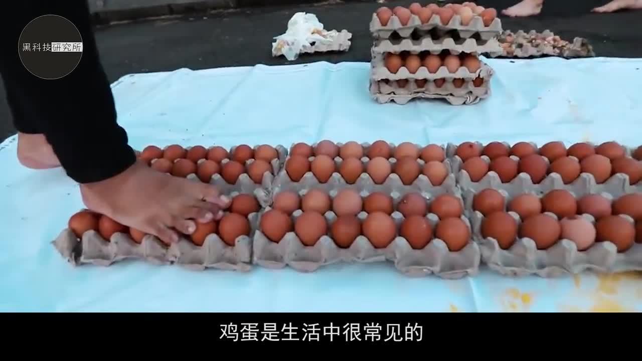 鸡蛋的承载力有多强小伙赤脚踩在100个鸡蛋上能抗住重量吗
