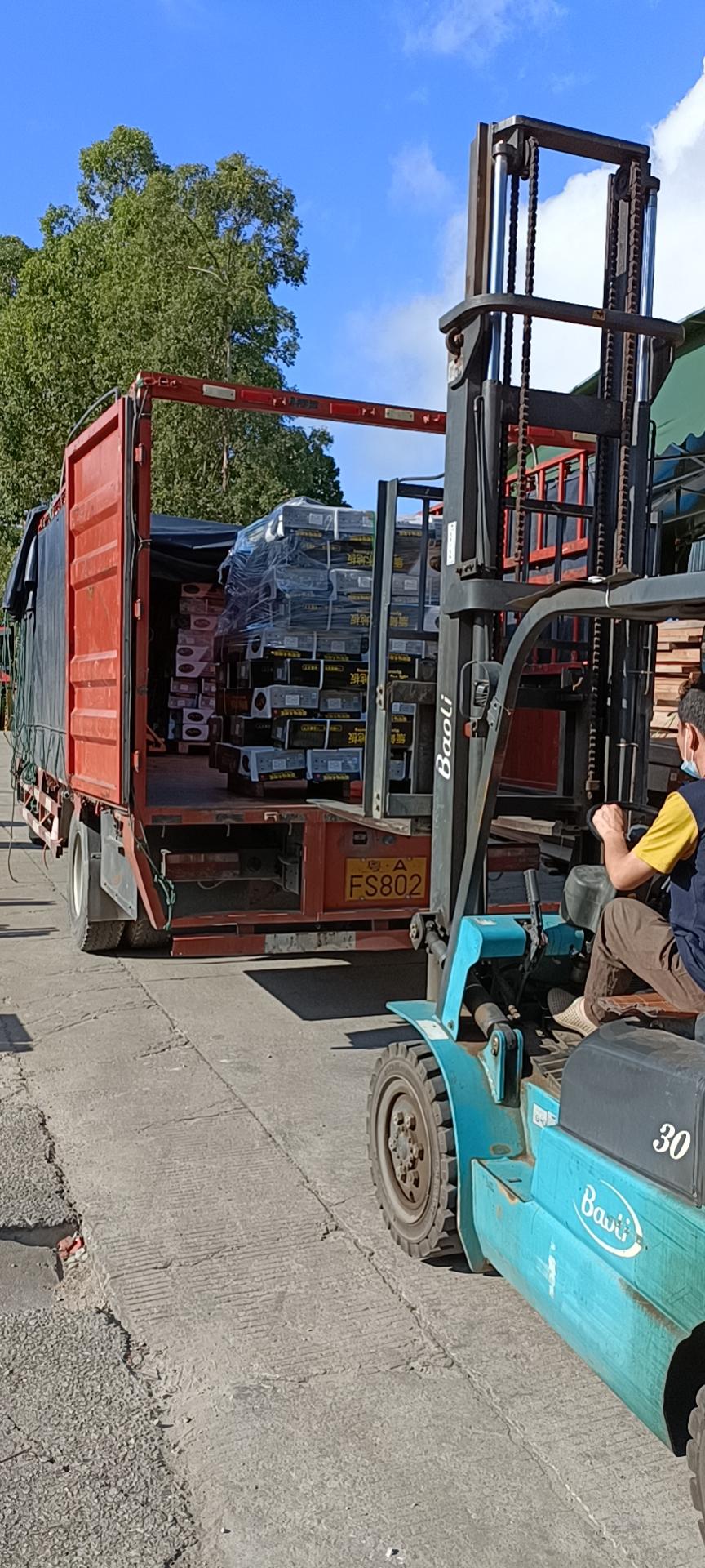 卸货,检验,装货,库存每一步都井然有序不一会儿,满满一车货物就堆积在