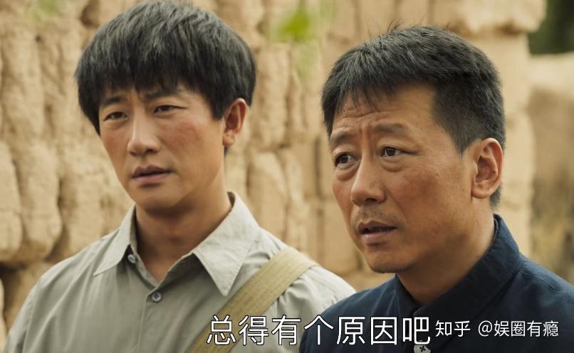 《山海情》第一个镜头就是张主任(胡明饰)在杨县长(闫妮)面前诉苦