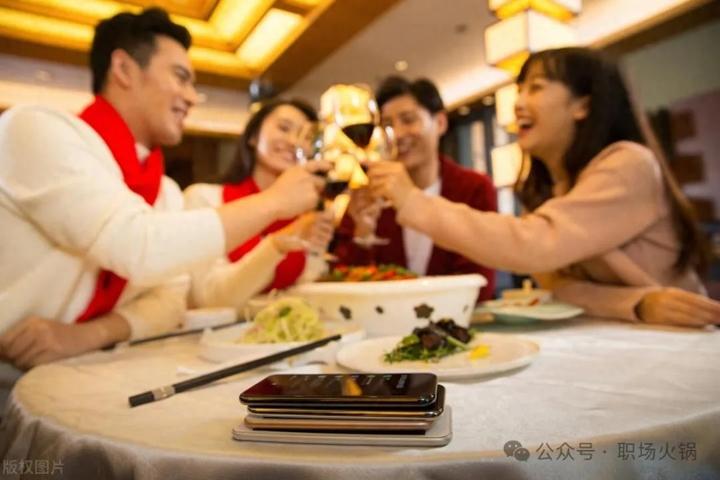 单位聚餐，领导向同事介绍你：“年轻有为，前途无量”，你回“过奖了”被敲打，高情商这样做接住脸面！ - 知乎
