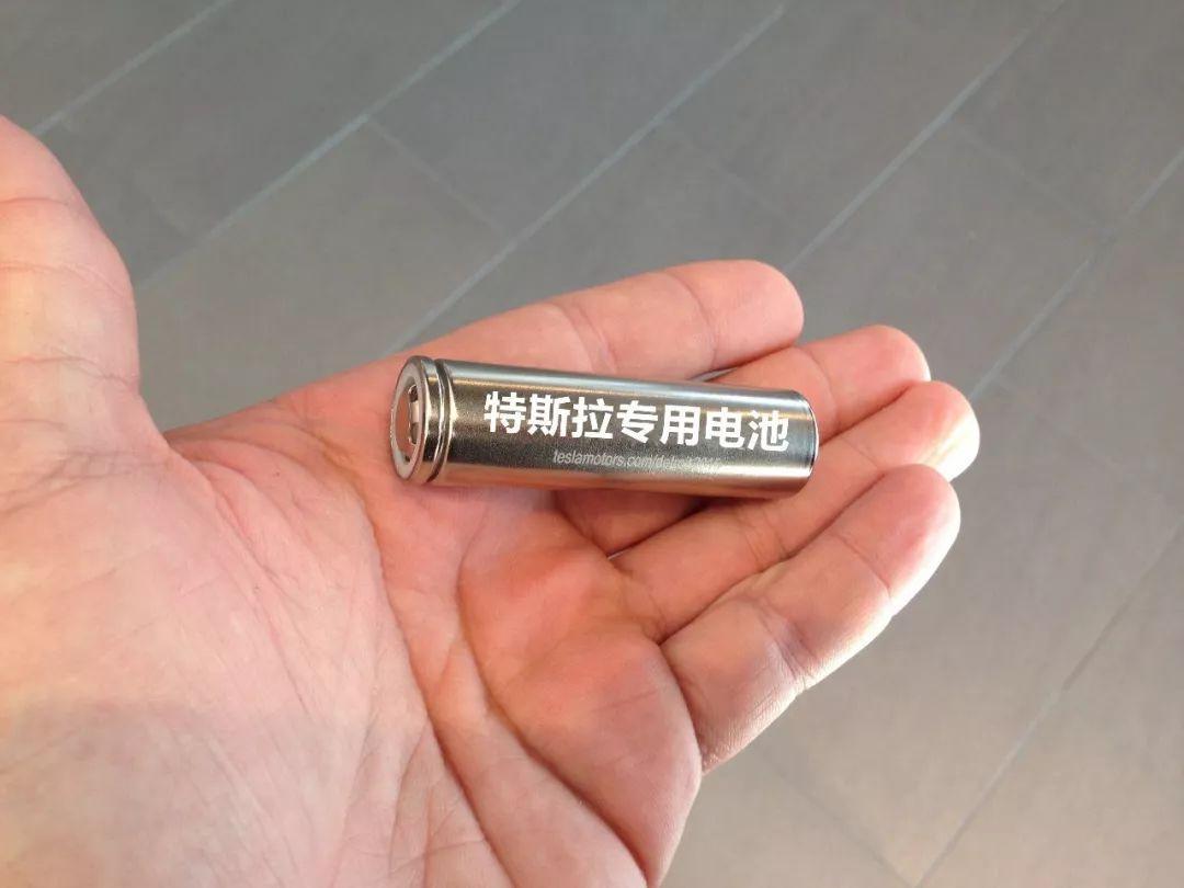 特斯拉用的是什么电池跟我们平时用的5号电池一样吗