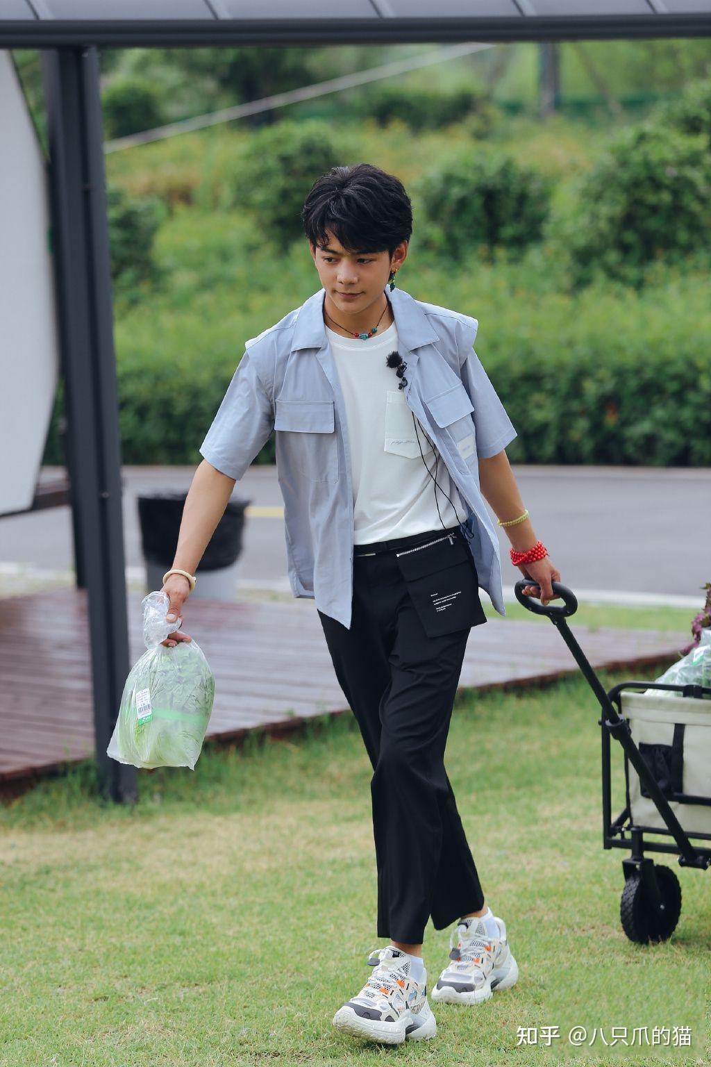 这不,在最新一期《中餐厅》中,丁真出门买菜,穿裤