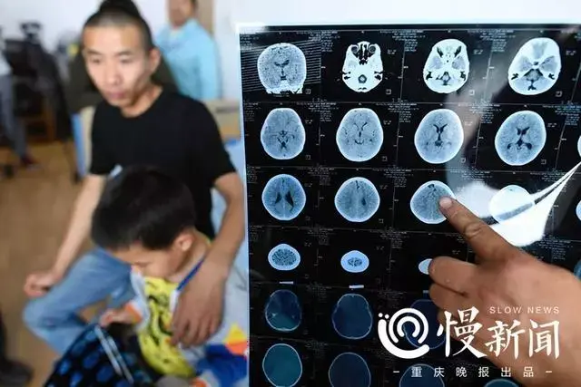 小孩用脚碰了我所以我送他一个过肩摔