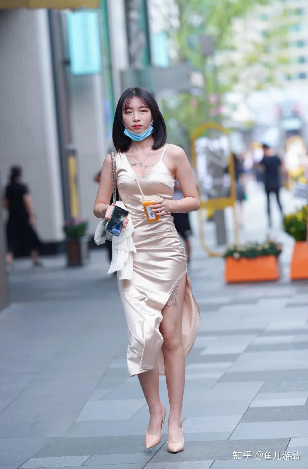 街拍真丝吊带裙搭配链条包让女生身材更显高挑