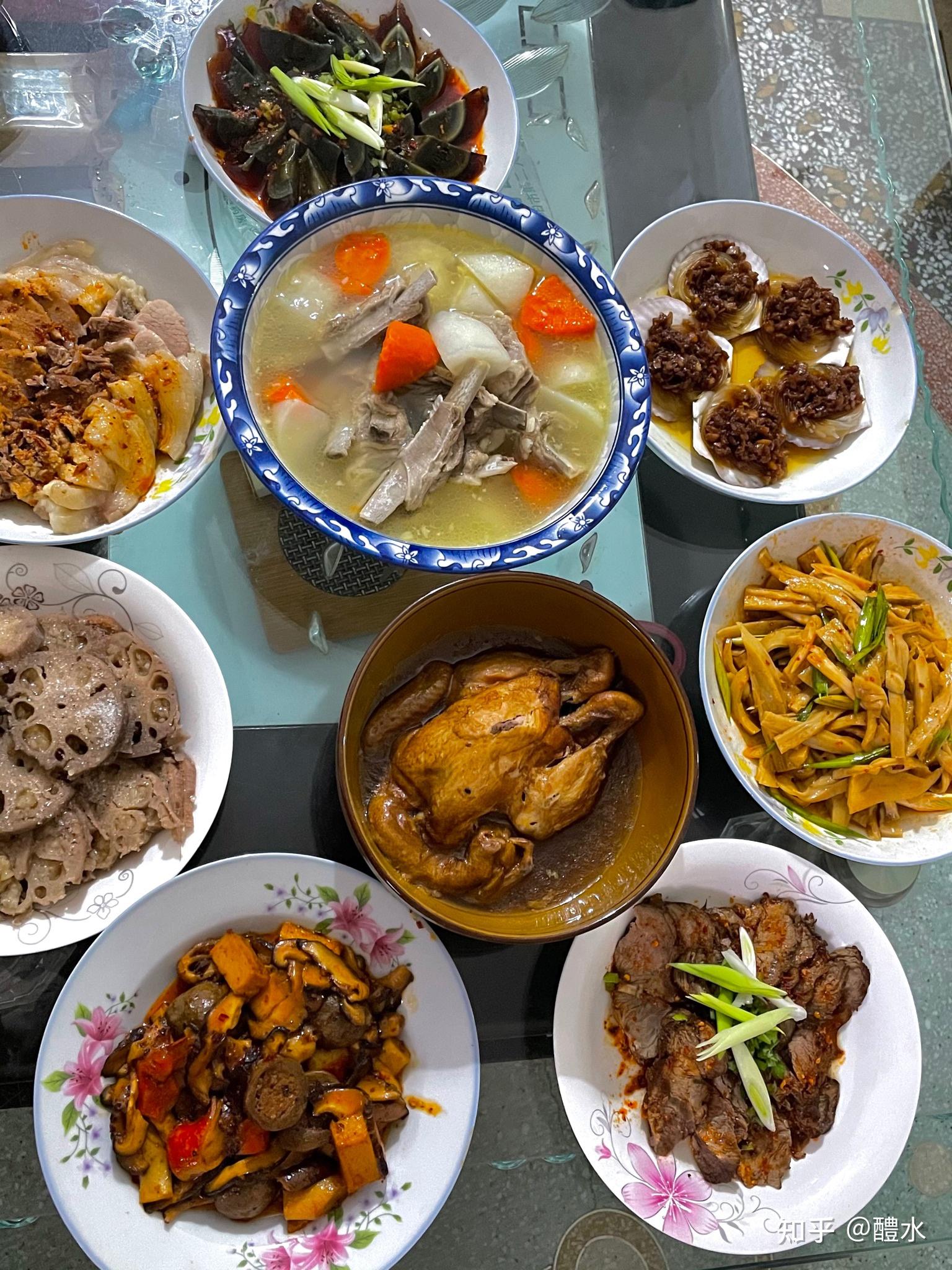 除夕那天晚上,是在家里吃年夜饭还是外面呢? - 知乎