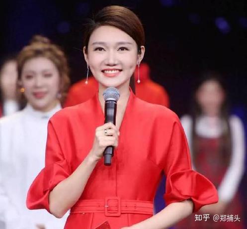 董卿无缘主持2021年春晚今年晚会主持人是新人带更新的新人