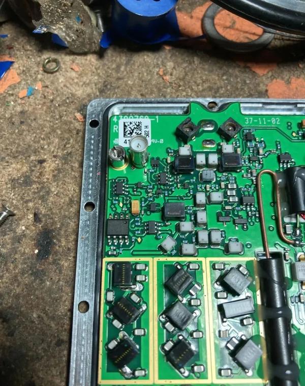 拆了一个美军电台PRC-148 JEM和配套车载功放AN/VRC-111，设计不是一般复杂！ - 知乎