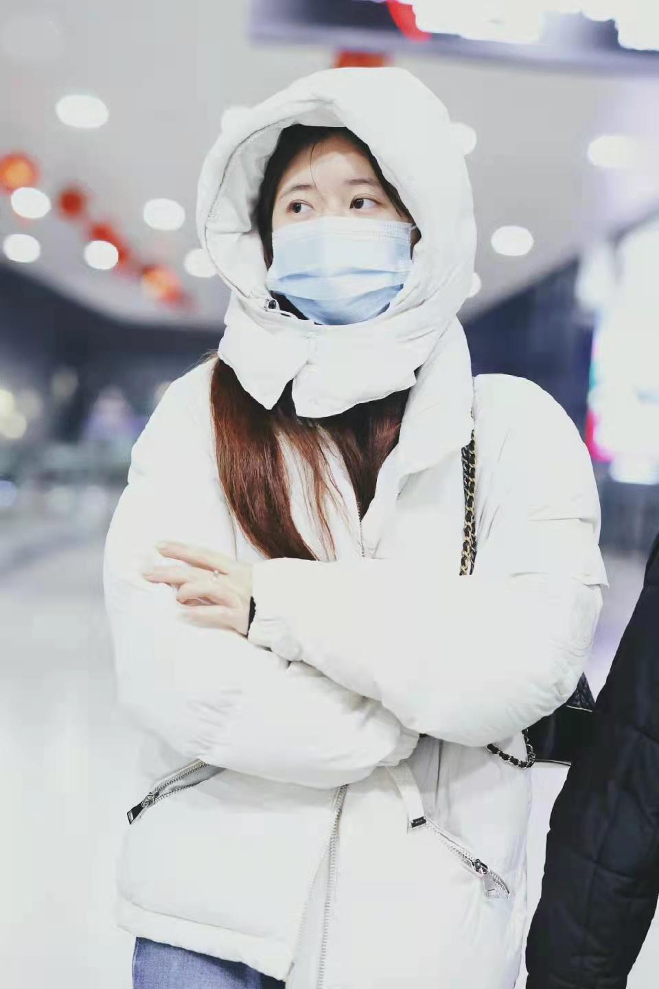 赵露思穿白色羽绒服配牛仔阔腿喇叭裤舒适保暖又随性