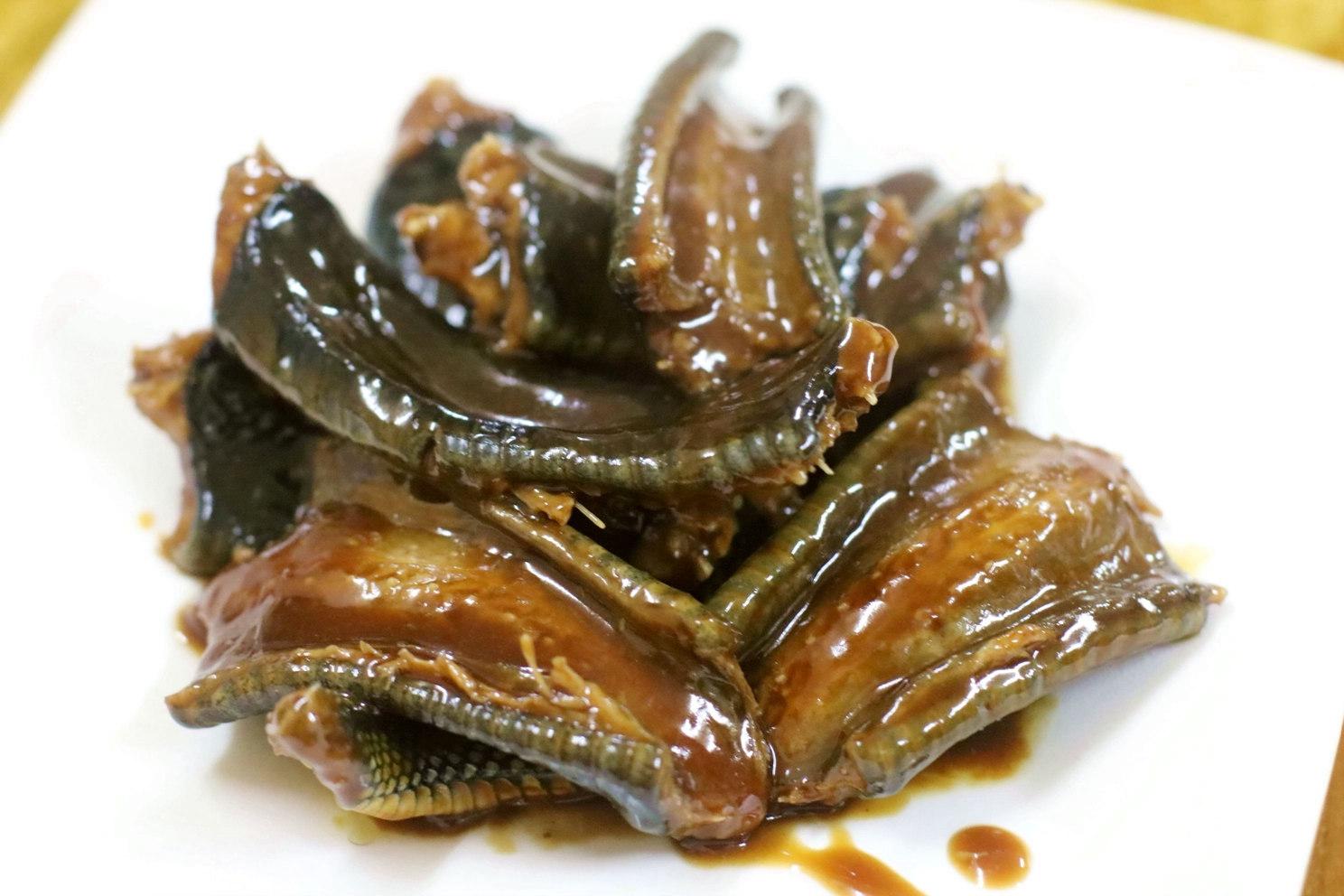 红焖乌梢蛇,窄窄瘦瘦的一盘,裹着事先调制的酱,吃起来竟然与鸡骨酱并