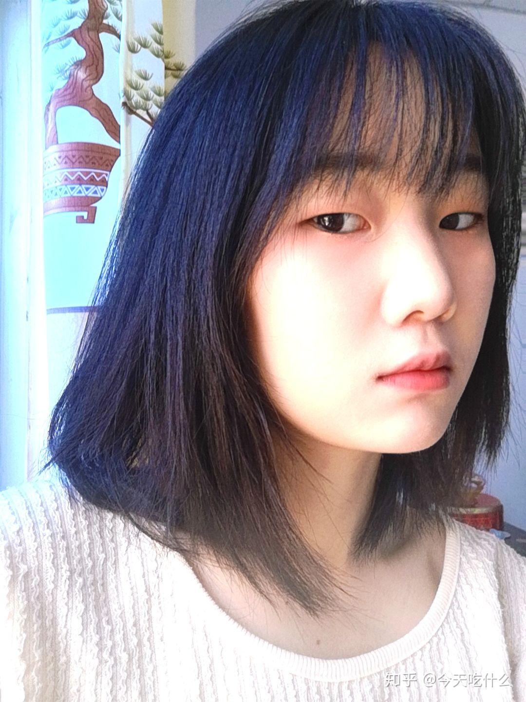 有没有那种单眼皮小眼睛塌鼻梁厚嘴唇但还挺好看的女生?