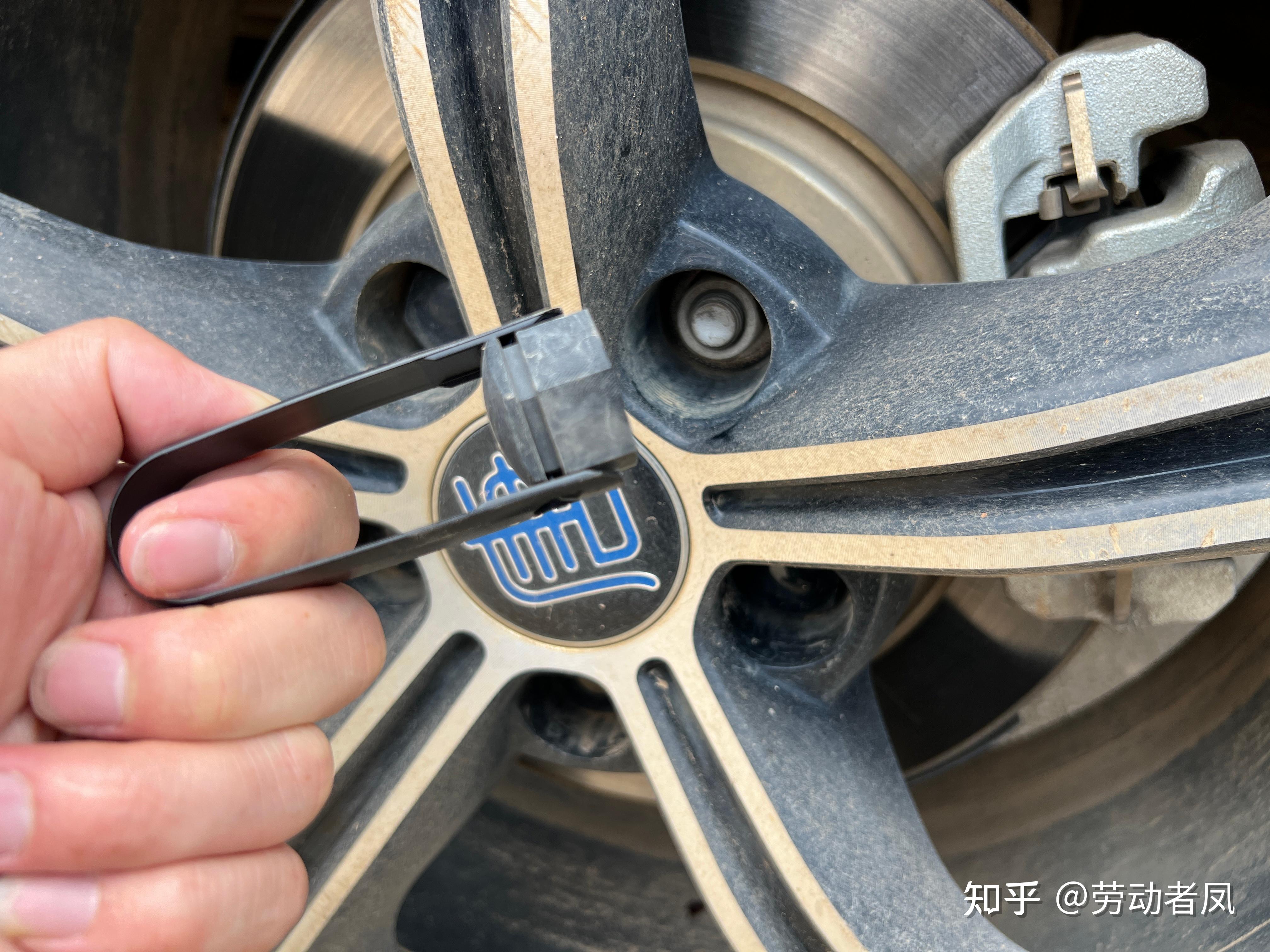 唐DM-i每天一个小技巧,用车没烦恼——轮胎故障处理补胎液的使用-唐dm换胎后胎压监测信号异常