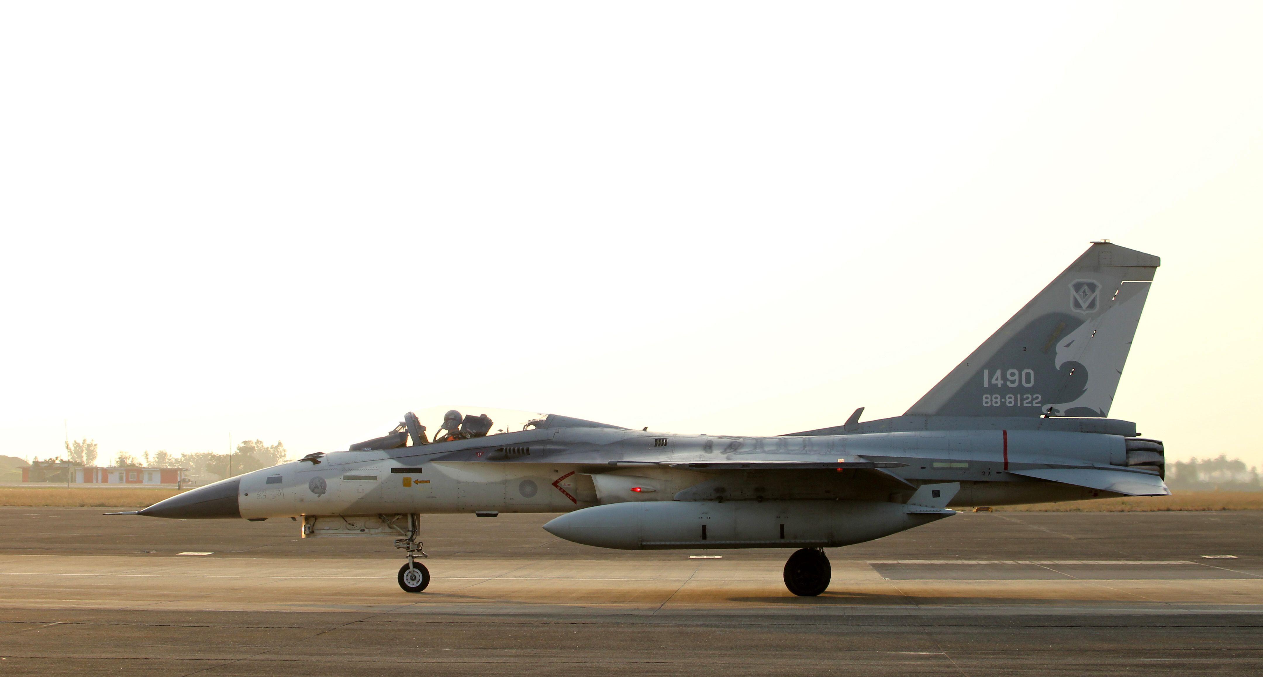 如何看待 9 月 19 日 2 架台军战机在所谓「海峡中线」,被解放军6架