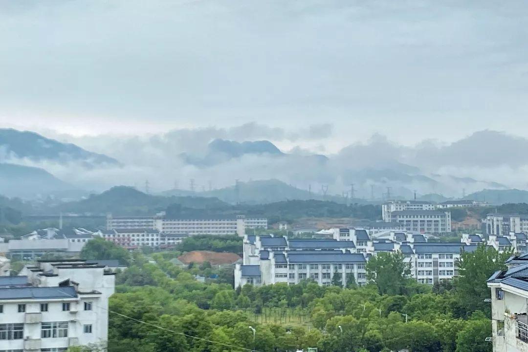 池州市的环境很好,而且池州学院是全国唯一一所徽派建筑的大学,建筑