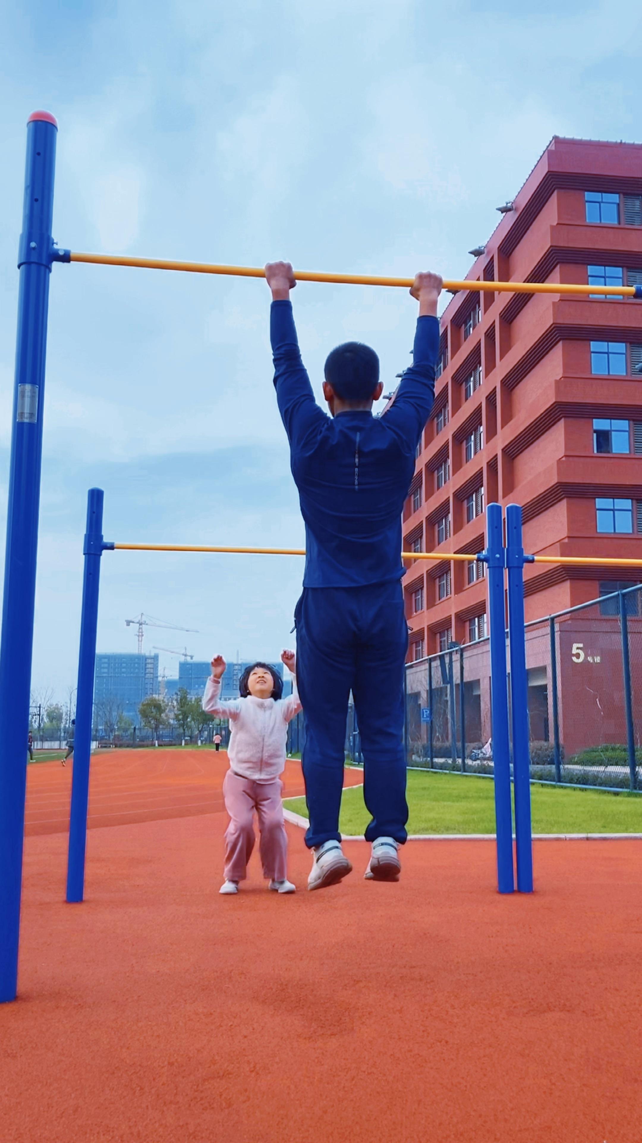 非要学我吊单杠还玩单手的手磨疼了吧