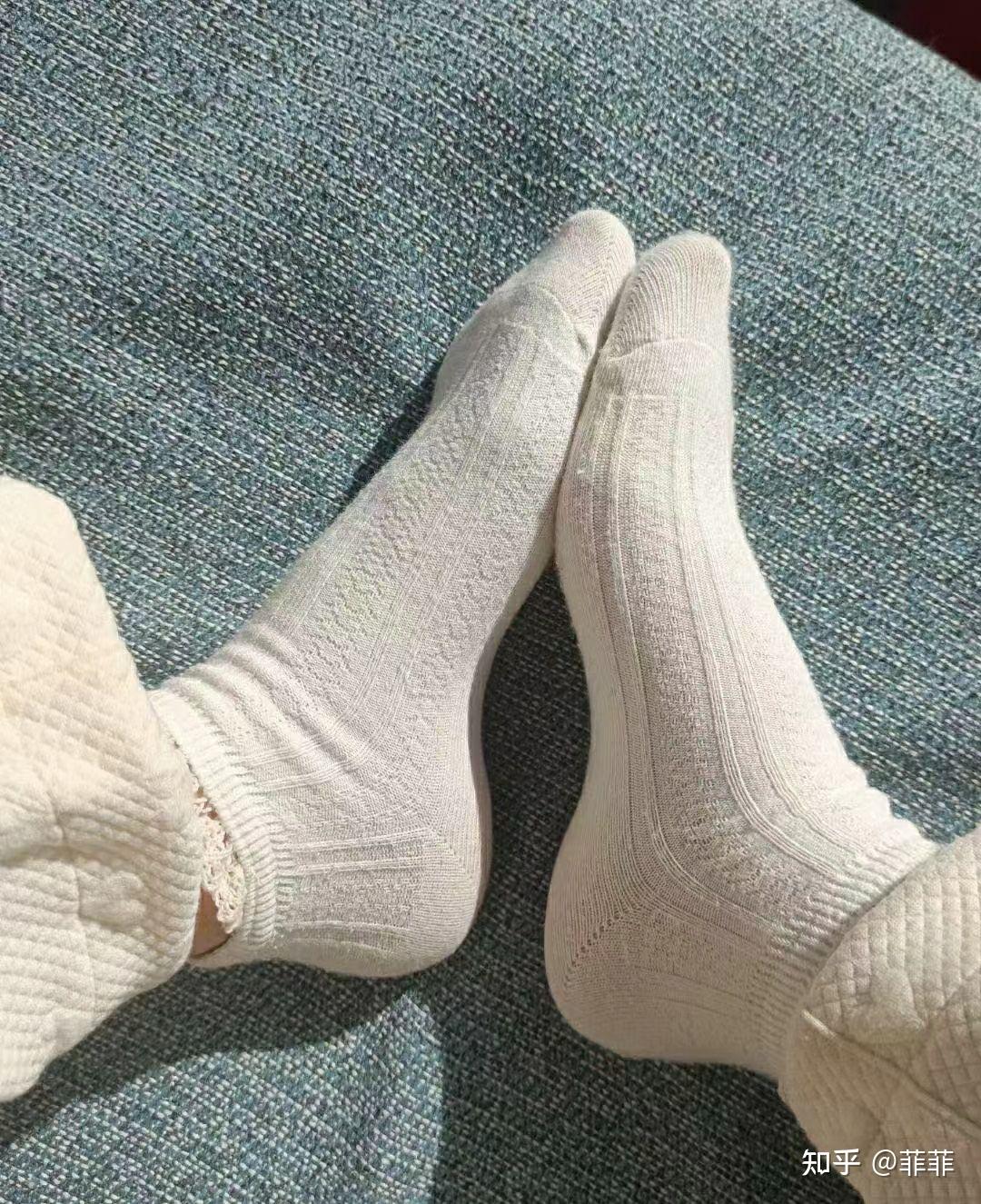 为什么很多女学生喜欢穿白色袜子和小白鞋